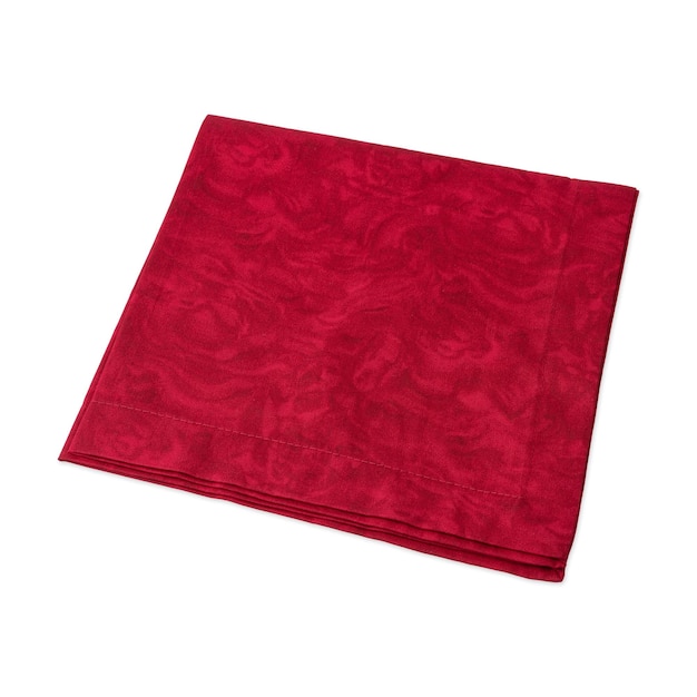 Serviette en tissu décoré rouge plié isolé sur fond blanc