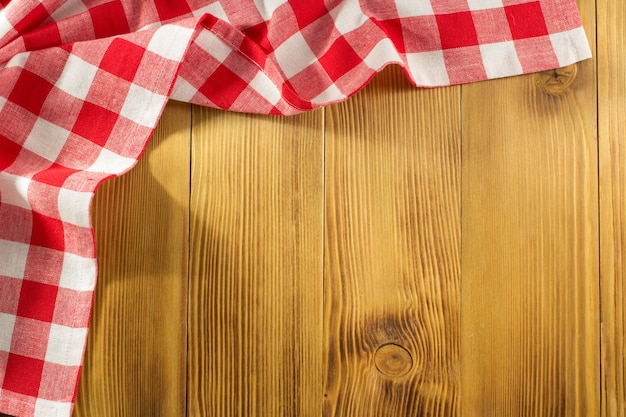 Serviette en tissu sur fond de bois