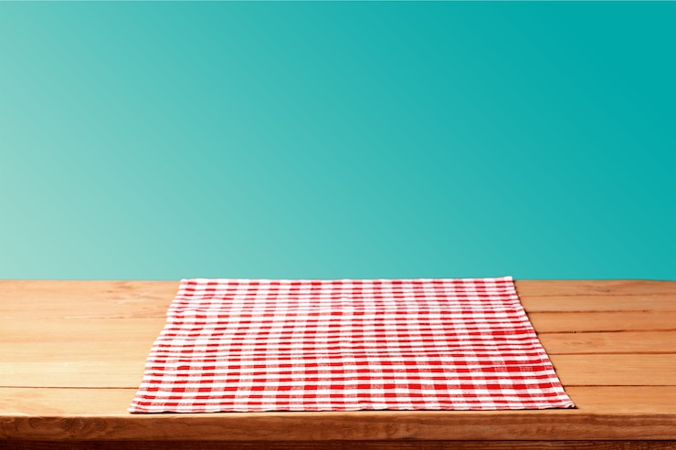Photo serviette en tissu rouge sur fond de bois