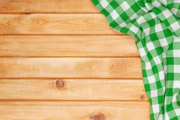 Serviette verte sur une table de cuisine en bois