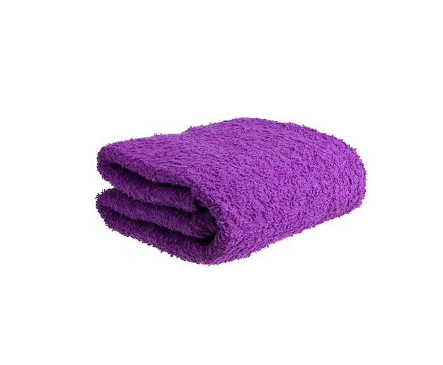 serviette violette isolée sur fond blanc