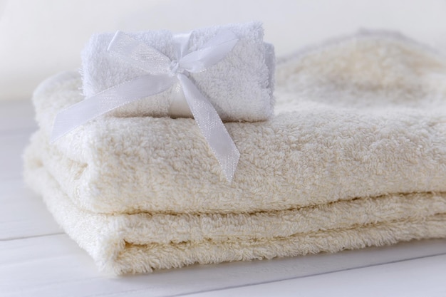 Serviettes de bain moelleuses blanches sur fond blanc