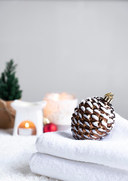 Photo des serviettes blanches fraîches avec des bougies de sapin et des décorations de noël