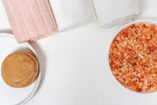 serviettes blanches, savon rond, arôme de sel de mer sur fond blanc