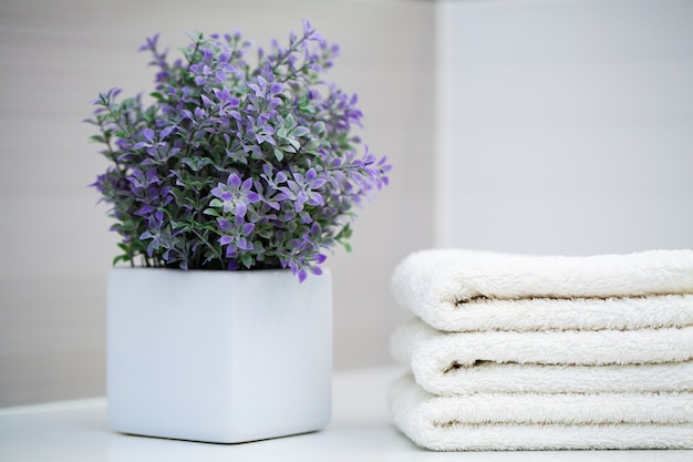 Photo serviettes blanches sur une table blanche à la salle de bain