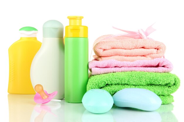 Serviettes cosmétiques pour bébé et savon isolés sur blanc