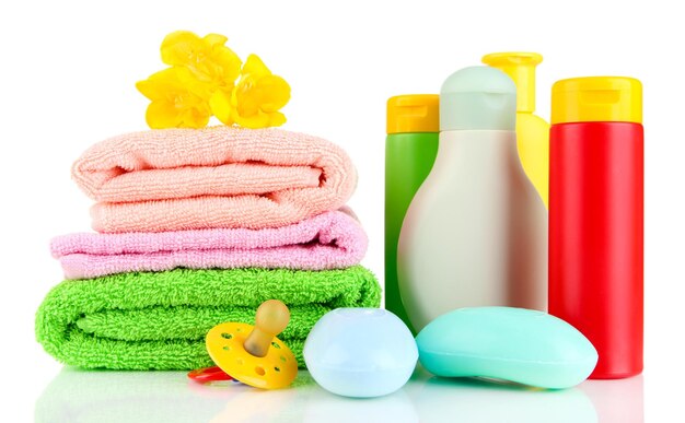 Serviettes cosmétiques pour bébé et savon isolés sur blanc