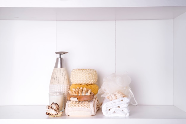 Photo serviettes dans un plateau en bois avec des baguettes aromatiques, des bougies, des coquillages, des débarbouillettes de massage