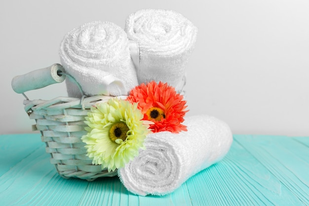 Serviettes douces avec des fleurs sur une table en bois