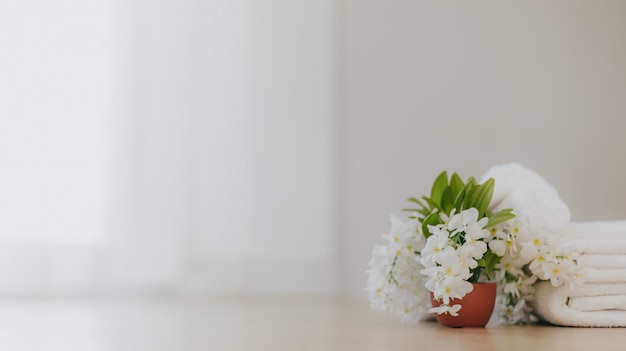 Serviettes et fleurs blanches douces