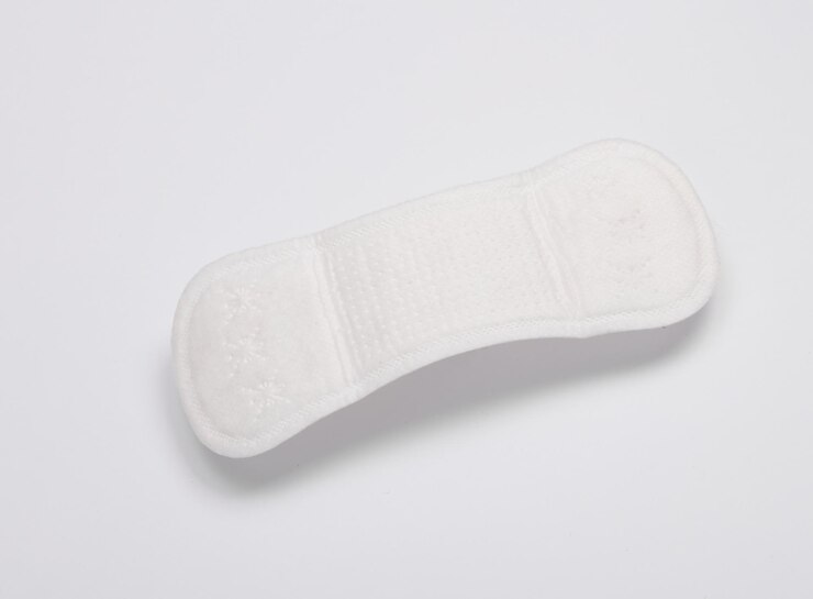 Photo des serviettes hygiéniques féminines lévitant sur un fond blanc