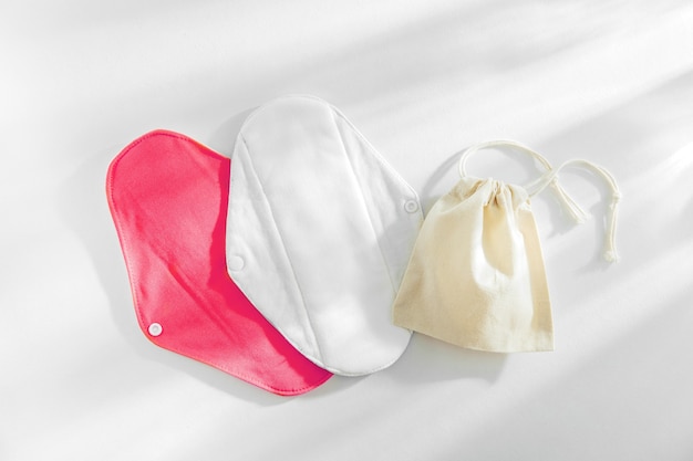 Serviettes menstruelles en tissu réutilisables. Fournitures zéro déchet pour l'hygiène personnelle. Mode de vie durable.