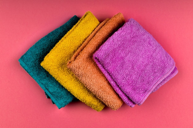 Photo serviettes multicolores sur l'espace. serviettes à fleurs roses, beiges, jaunes et bleues. lieu d'écriture. commande à domicile. mise à plat.