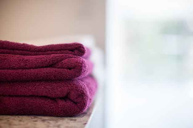 Photo serviettes pliées dans la salle de bain
