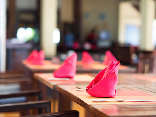 Serviettes rouges pliantes au restaurant.