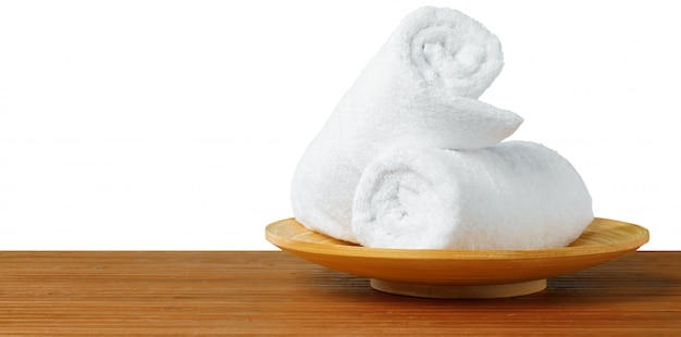 Serviettes de spa blanches sur la table