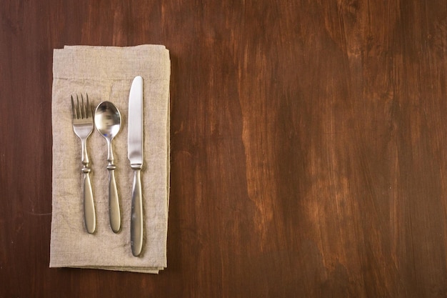 Serviettes de table en lin sur fond de bois.