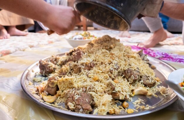 Servir une cuisine traditionnelle arabe pour une réunion de famille pour l'iftar