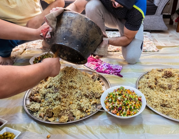 Servir une cuisine traditionnelle arabe pour une réunion de famille pour l'iftar