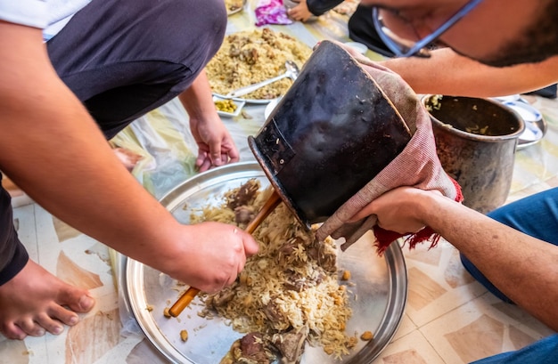 Servir une cuisine traditionnelle arabe pour une réunion de famille pour l'iftar