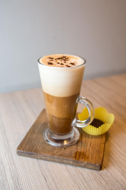 Servir du latte dans un café. Cuillère à serviette tasse et sucre.