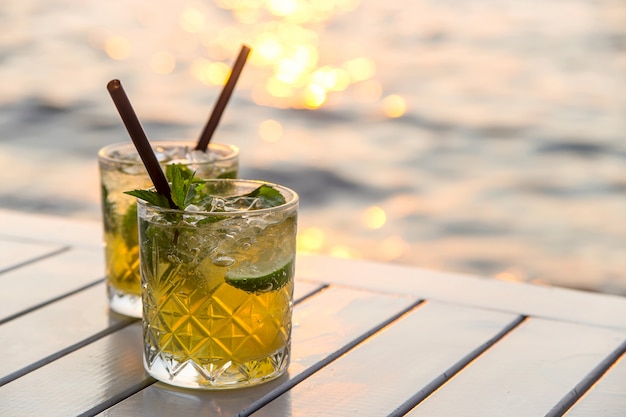 Servir du mojito dans un café de rue pendant les vacances d'été