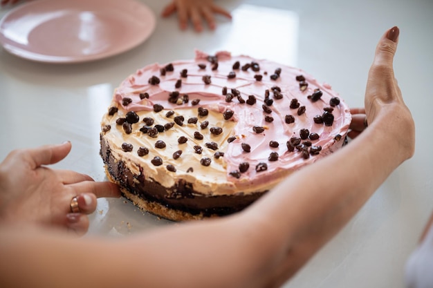 Servir un gâteau d'anniversaire végétalien fait maison