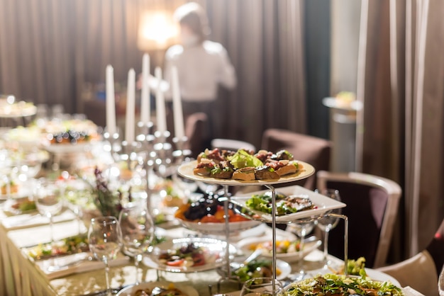 Servir des plats au restaurant. dîner de luxe servi sur la table