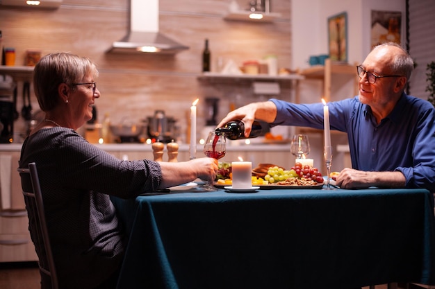 Servir sa femme avec du vin.