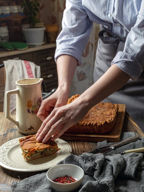 Servir une tarte feuilletée traditionnelle avec de la viande.
