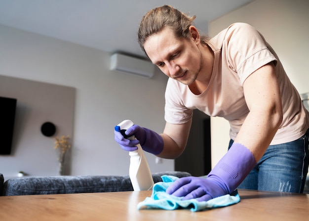 Serviteur de l'homme faisant des corvées autour de la maison