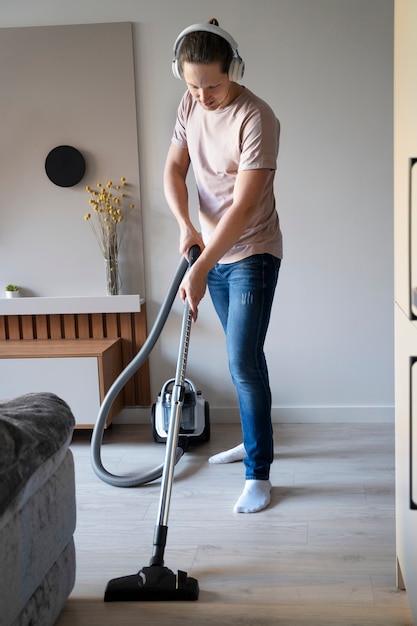 Photo serviteur de l'homme faisant des corvées autour de la maison