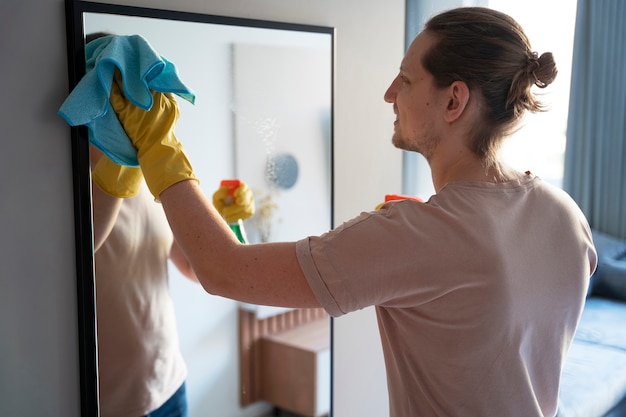 Photo serviteur de l'homme faisant des corvées autour de la maison