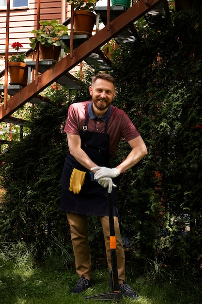 Serviteur s'occuper du jardin