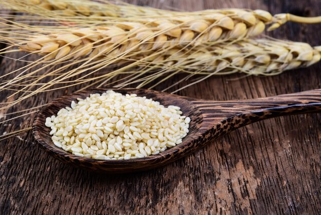 Sésame blanc dans une cuillère en bois