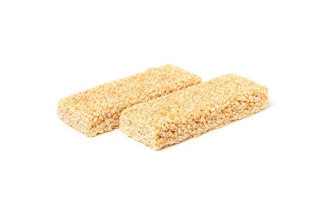 Sesame kozinaki isolé sur fond blanc