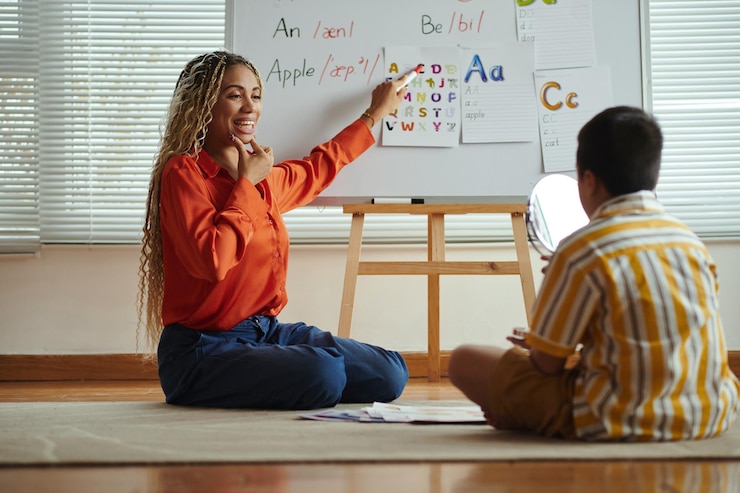 Photo session d'enseignement avec un enfant pratiquant la lecture de l'alphabet