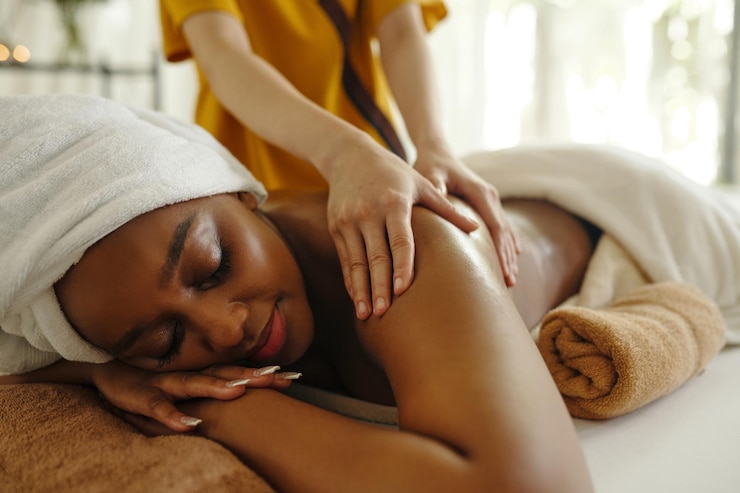 Photo session de massage thérapeutique relaxant dans un cadre de spa tranquille