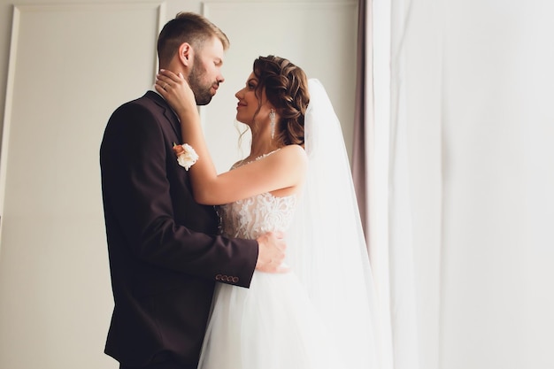 Session photo de mariage dans le studio la mariée et le marié