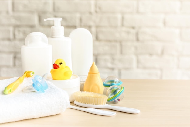 Set d'accessoires d'hygiène pour bébés sur table en bois en gros plan