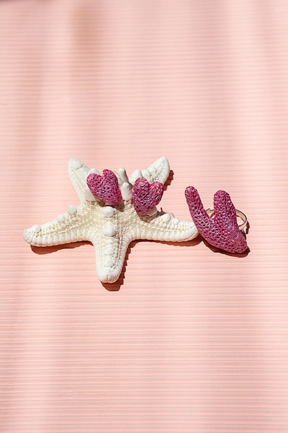 Set de bijoux artisanaux en forme de cœur en corail peint