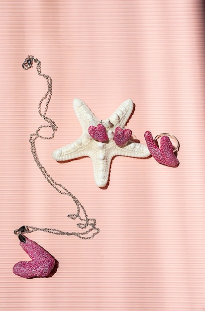 Set de bijoux artisanaux en forme de cœur en corail peint