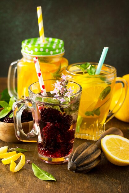 Photo set de boisson d'été rafraîchissante de baies d'été limonade de citron thé à la menthe et limonade d'orange avec romarin