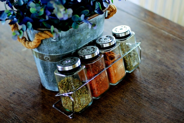 Set de condiments avec un vase de fleurs sur la table