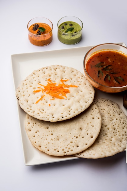 Set Dosa, Oothappam ou dosa de style uttapam est une cuisine populaire du sud de l'Inde servie avec du sambar et du chutney, mise au point sélective