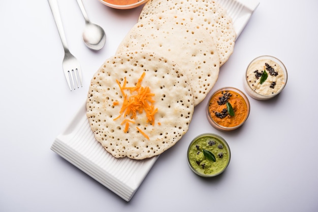 Set Dosa, Oothappam ou dosa de style uttapam est une cuisine populaire du sud de l'Inde servie avec du sambar et du chutney, mise au point sélective