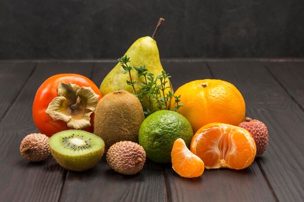 Photo set de fruits exotiques multicolores variés tangerines et oranges kiwis et poires persimmon et lychee