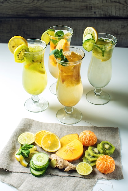 Set de limonade avec de la glace dans l'ouragan de verre avec des fruits tropicaux