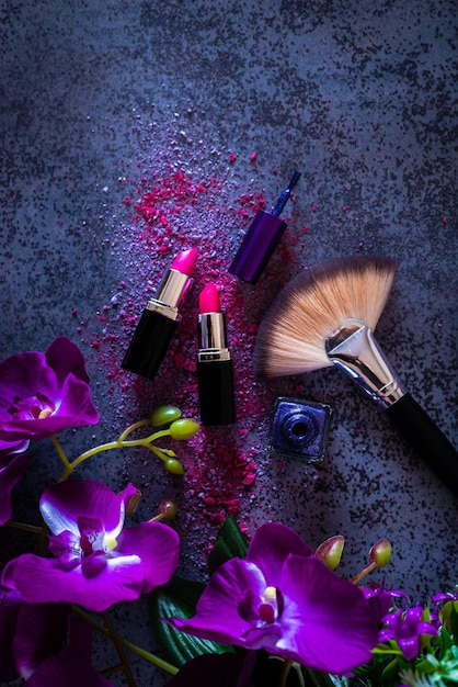 Set de maquillage pour femmes composé de pinceaux, rouges à lèvres et ombres à paupières.