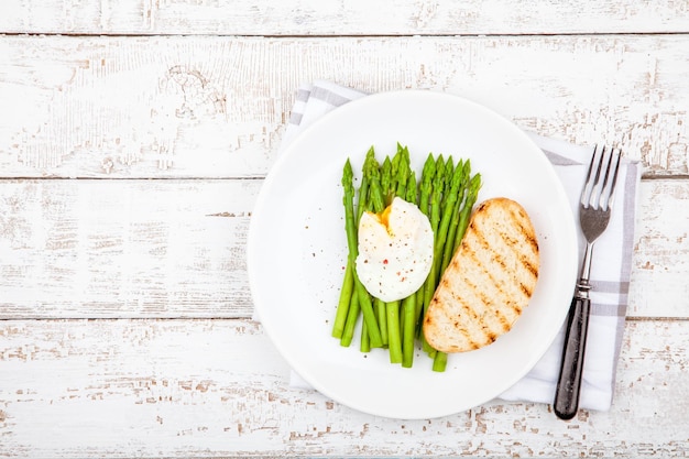 Set petit-déjeuner œuf poché aux asperges et ciabatta grillé